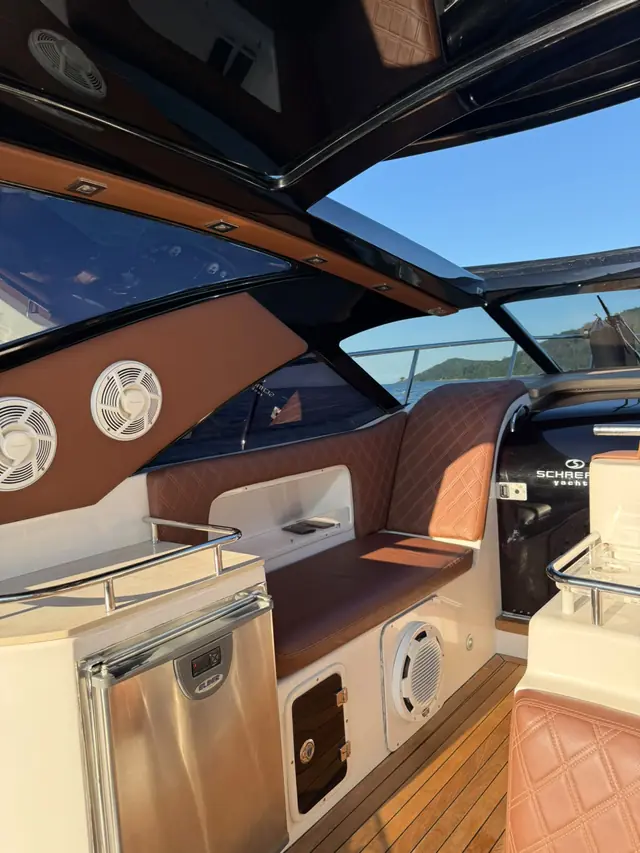 Cockpit e área interna da Phantom 400 HT Ocean Dream