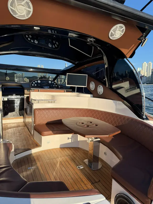 Área de convivência da Ocean Dream com mesa e bancos