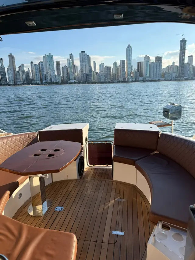 Área de popa da Ocean Dream com vista para Balneário Camboriú