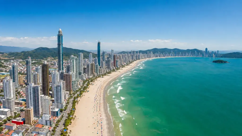 Vista aérea da orla de Balneário Camboriú em Santa Catarina — passeio de lancha em Balneário Camboriú