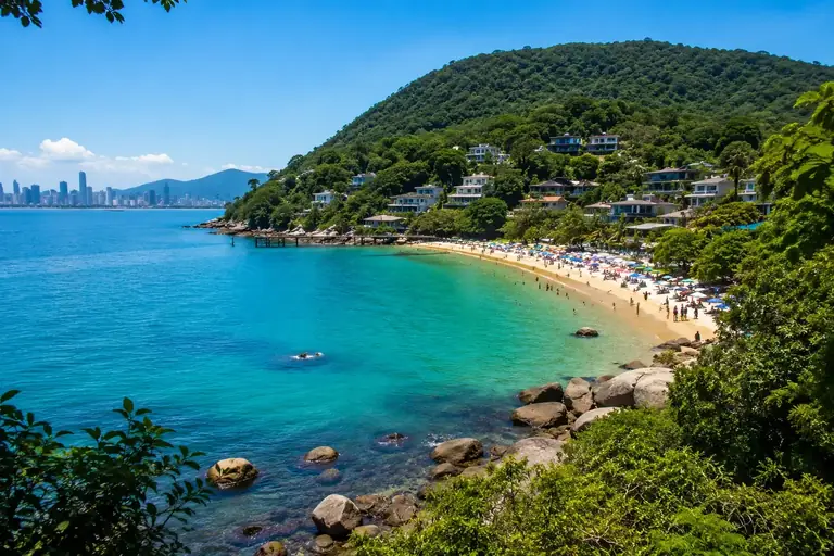 Praia de Laranjeiras em Balneário Camboriú