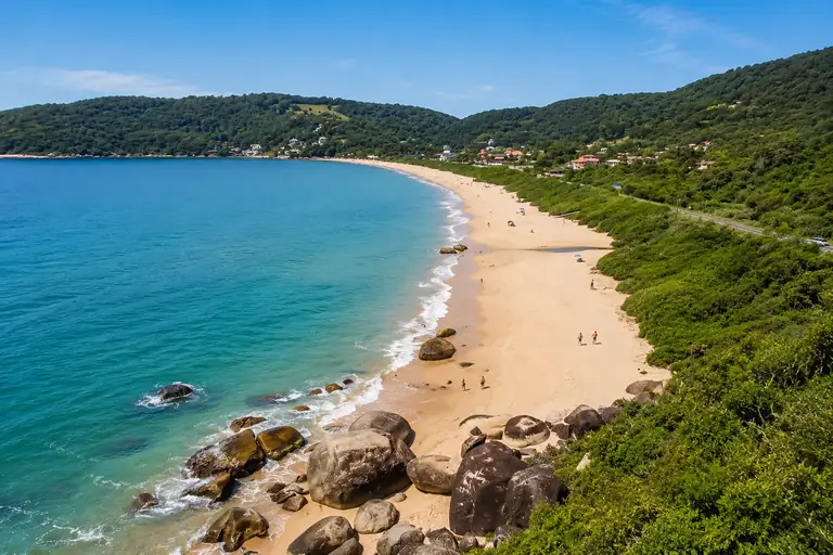 Praia de Taquaras no litoral de Santa Catarina